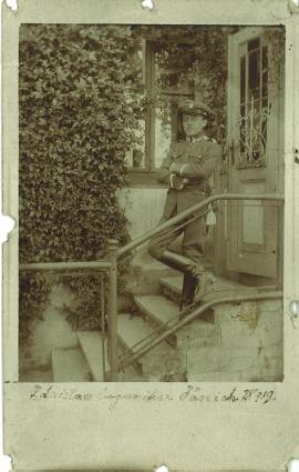 Brat Tadeusza - Zdzisław rok 1919 -lipiec - stoi na stopniach werandy domu. Warto zwrócić uwagę jak wysoki był parter budynku