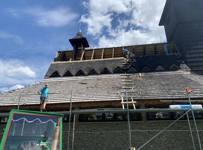 Kamesznica: Trwają roboty przy wymiane poszycia dachu w kaplicy