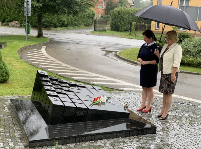 Jeleśnia: Złożono kwiaty pod pomnikiem amerykańskich lotników