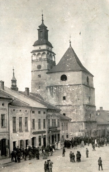 Widok na dzwonnicę i wieżę kościoła parafialnego, okres międzywojenny, zbiory prywatne
