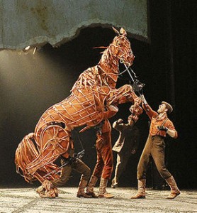 war-horse-caballo-de-guerra-version-en-marioneta-para-teatro1